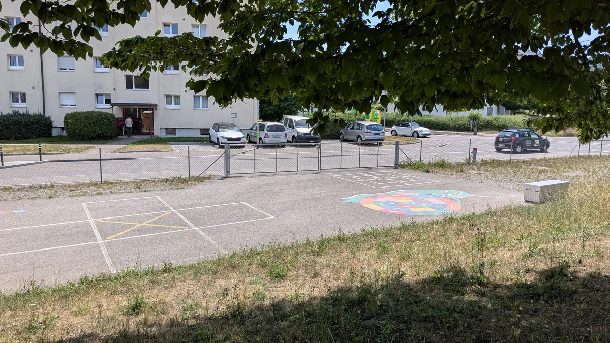 Das Spiel links könnte auch als Helikopterlandeplatz durchgehen, da ist also etwas Phantasie gefragt. Impressionen aus einem Spielplatz.